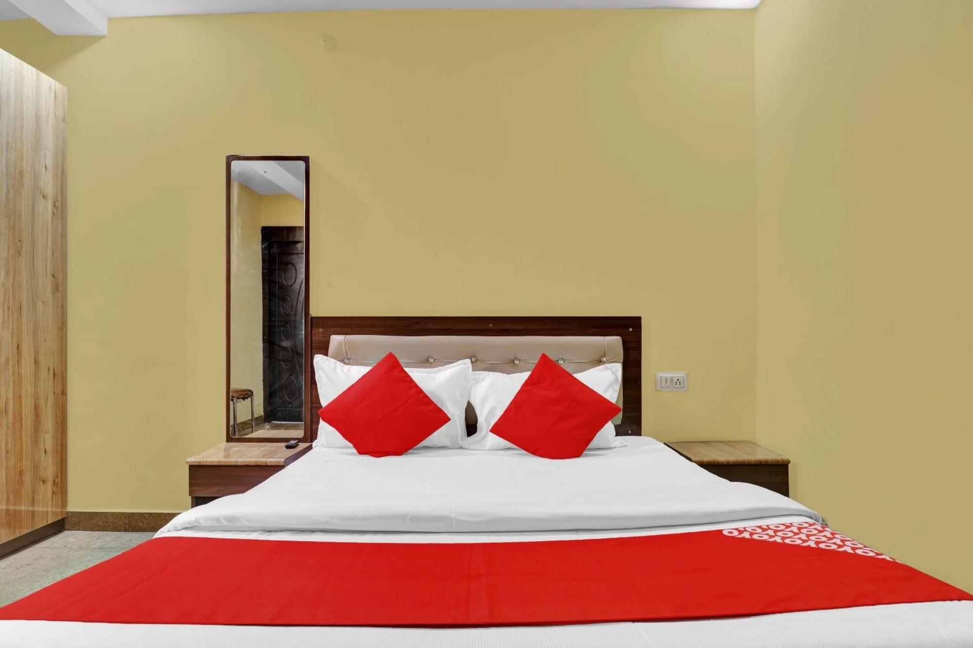 Capital O Royal Inn Near Laskar Гвалиор Экстерьер фото